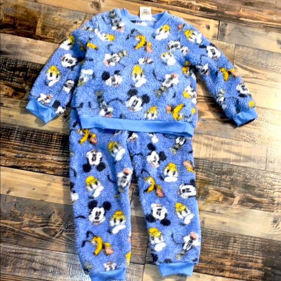 Disney Friends unisex Fuzzy set size 4T - Picture 1 of 3